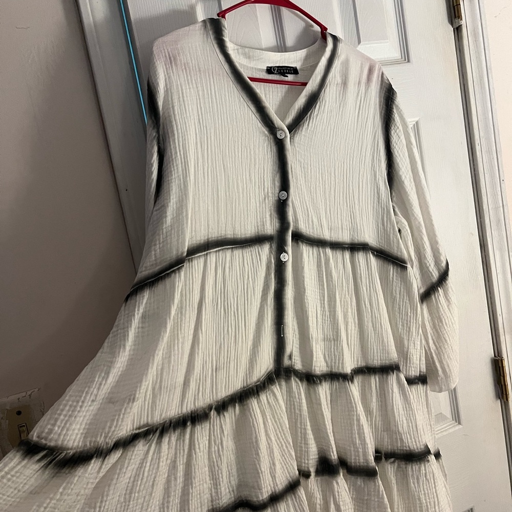 Precious white dress with black trim ! Never worn !!